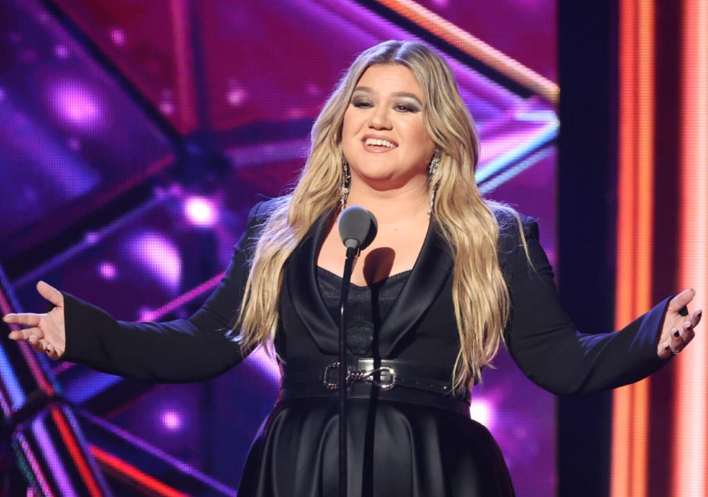 Kelly Clarkson Shades Ex-Husband By Changing Lyrics In ‘abcdefu’ Cover