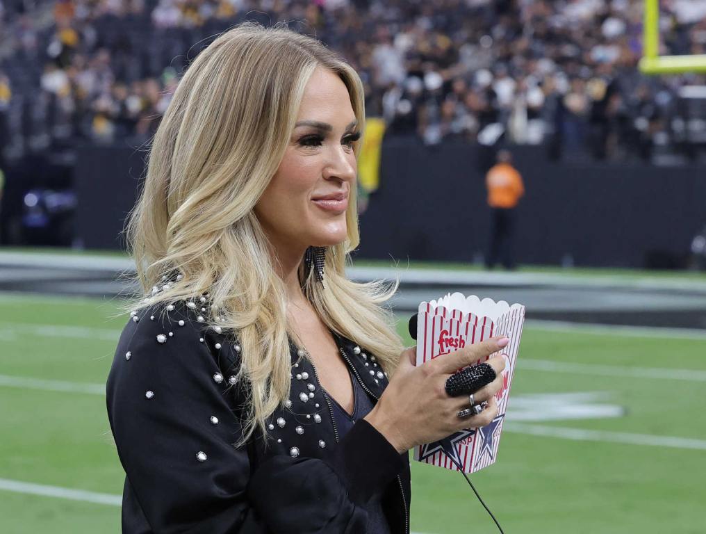 Carrie Underwood Attends Sunday Night Football Game