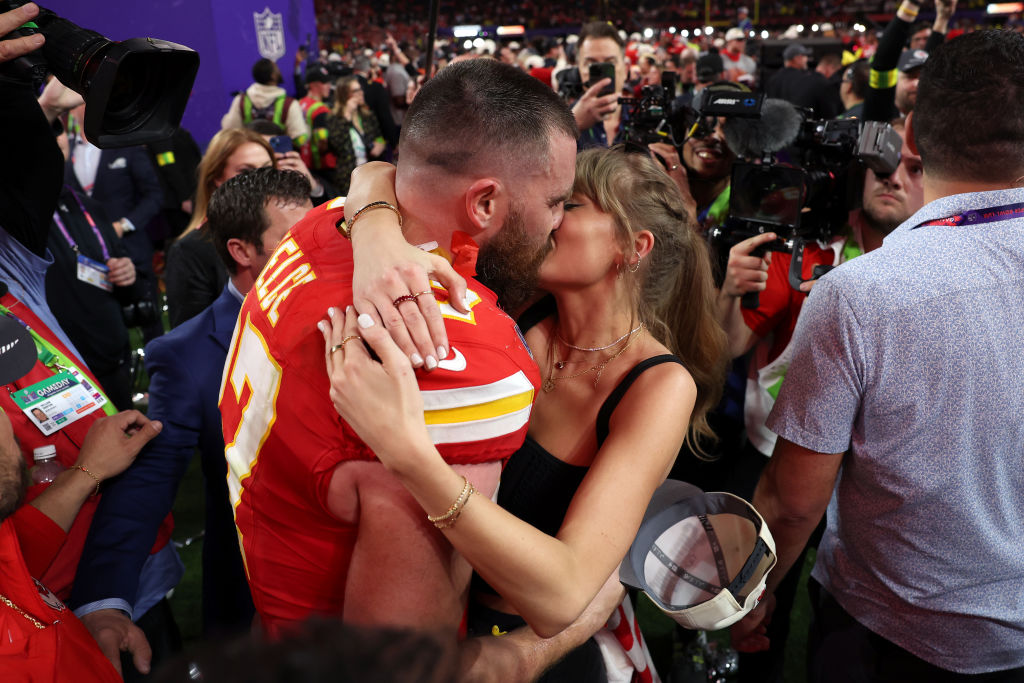 Taylor Swift and Travis Kelce kiss at the Super Bowl